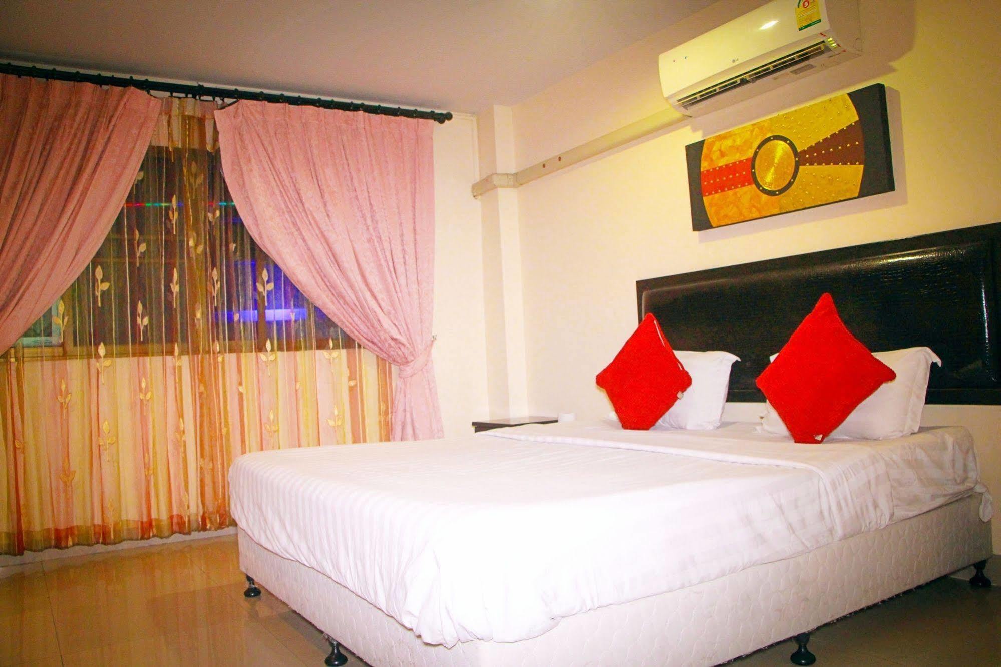 Royal Q & D Suites Pattaya Exterior photo